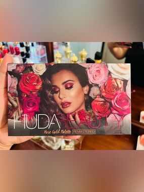 HUDA BEAUTY Rose Gold Eyeshadow Palette - Rose, Pink, Gold
